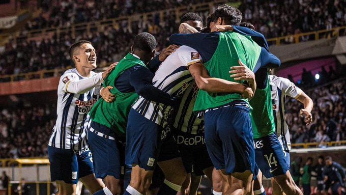 Las celebraciones del plantel íntimo en La Incontrastable. - Crédito: Liga 1