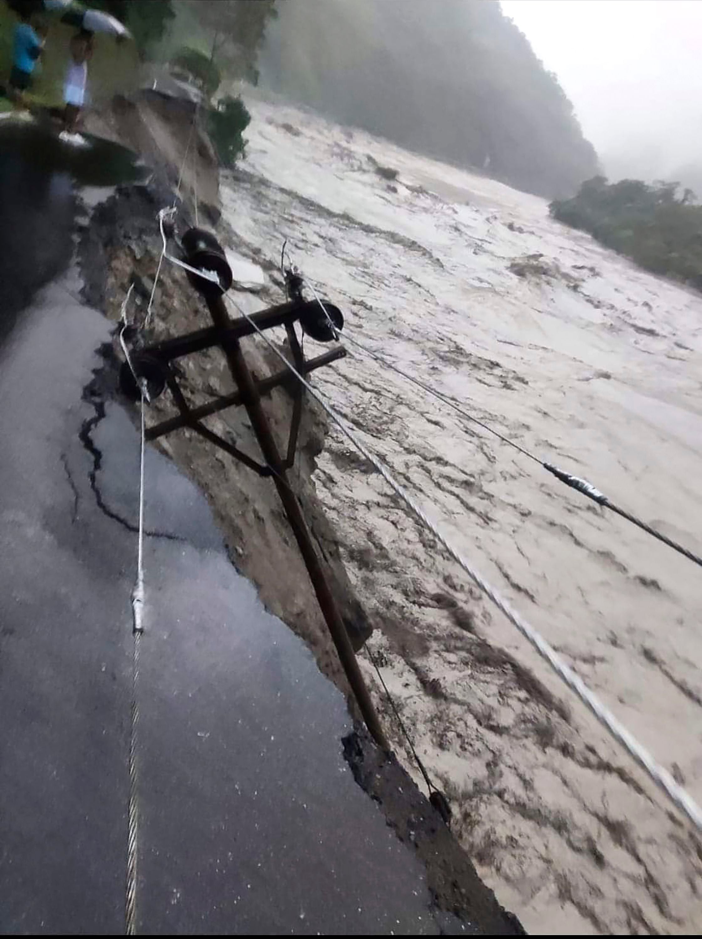 El ejército dijo que el agua liberada por una presa cercana también provocó un aumento del nivel del agua. (Indian Army via AP)