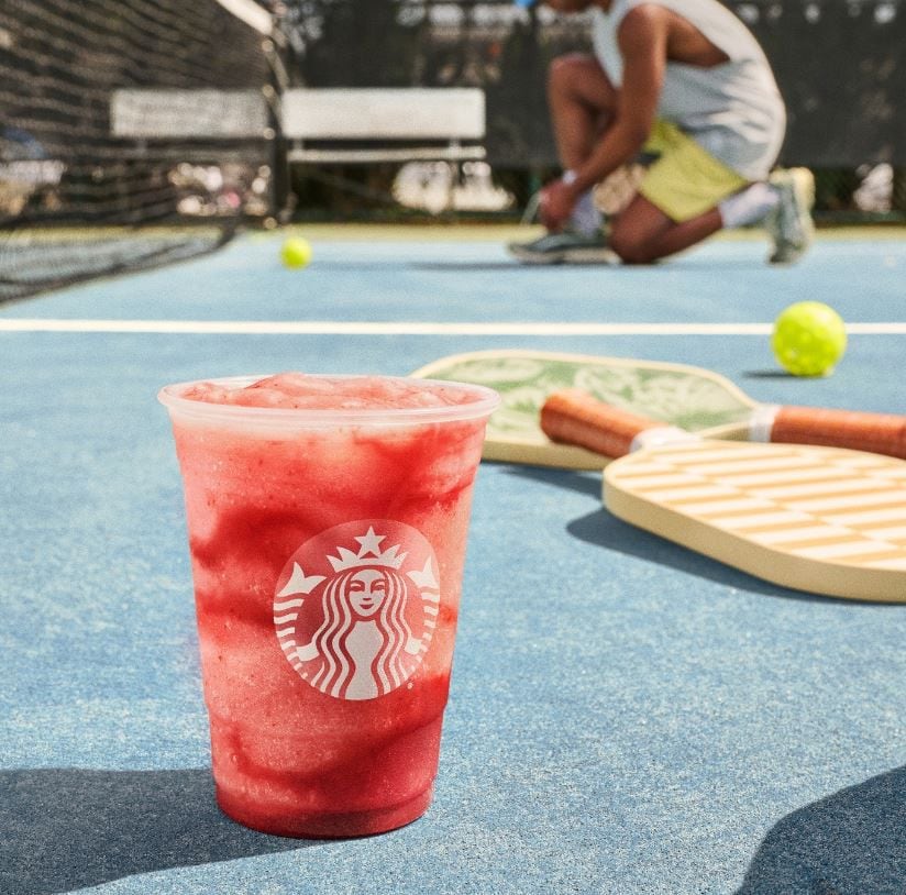 Las bebidas refrescantes de frutas en el centro de la controversia son acusadas de carecer de los frutos anunciados en sus nombres. (@starbucks)