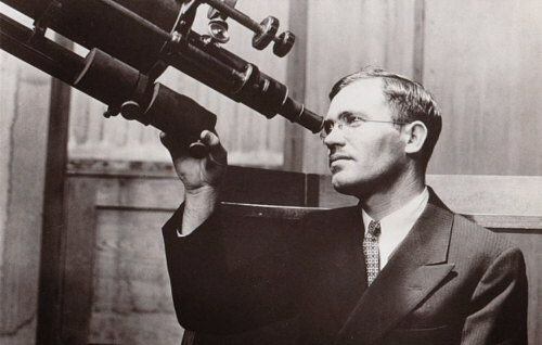 Clyde Tombaugh, el descubridor de Plutón, recibió un funeral espacial como homenaje de la NASA (Dominio público)