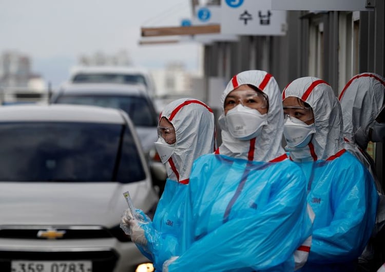 Imagen de archivo de personal médico en trajes protectores en un centro de exámenes para la enfermedad COVID-19 causada por un nuevo coronavirus en el Centro Médico de la Universidad Yeungnam en Daegu, Corea del Sur (Reuters)