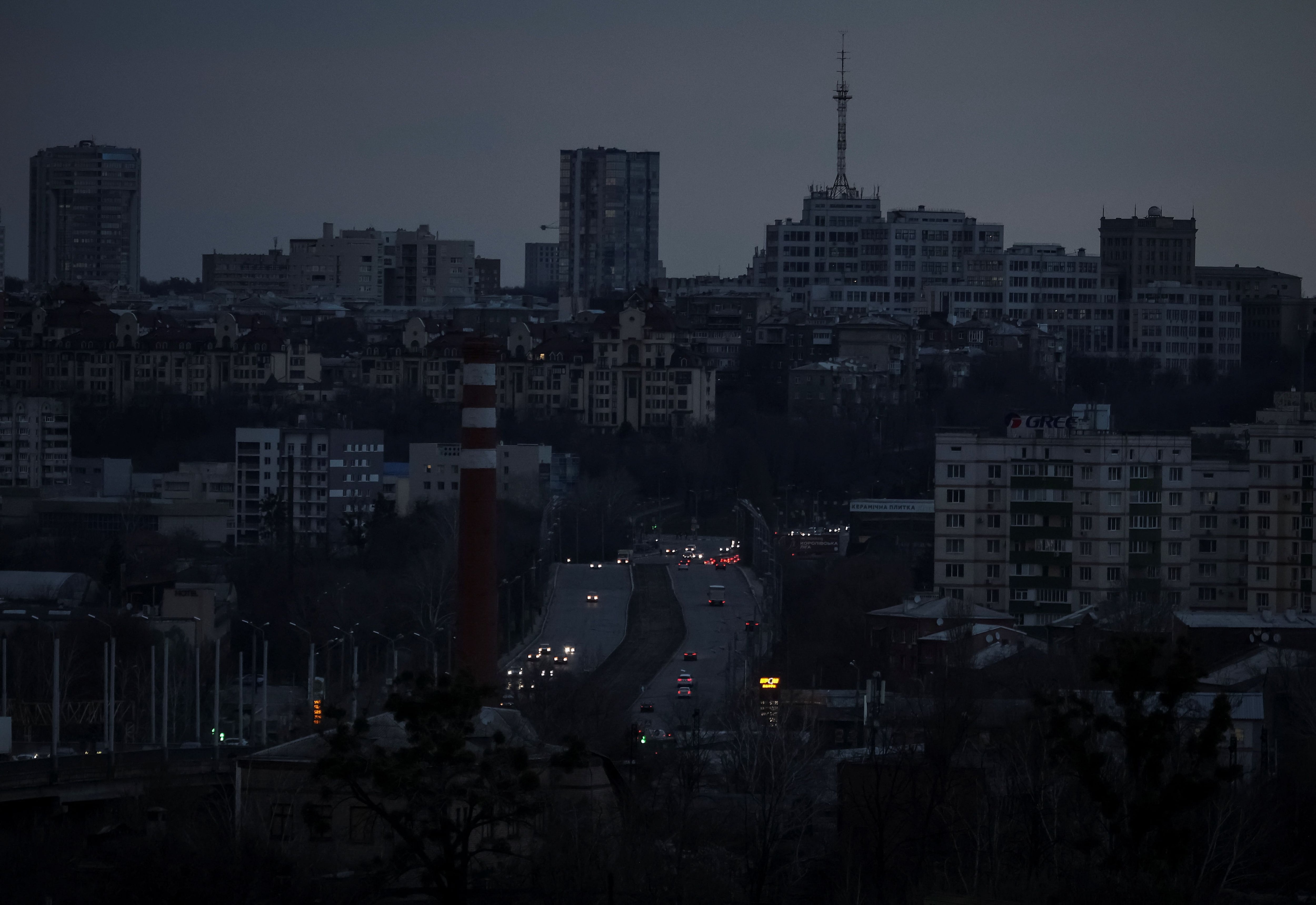 Kharkiv a oscuras tras un ataque la semana pasada. (REUTERS/Vyacheslav Madiyevskyy)
