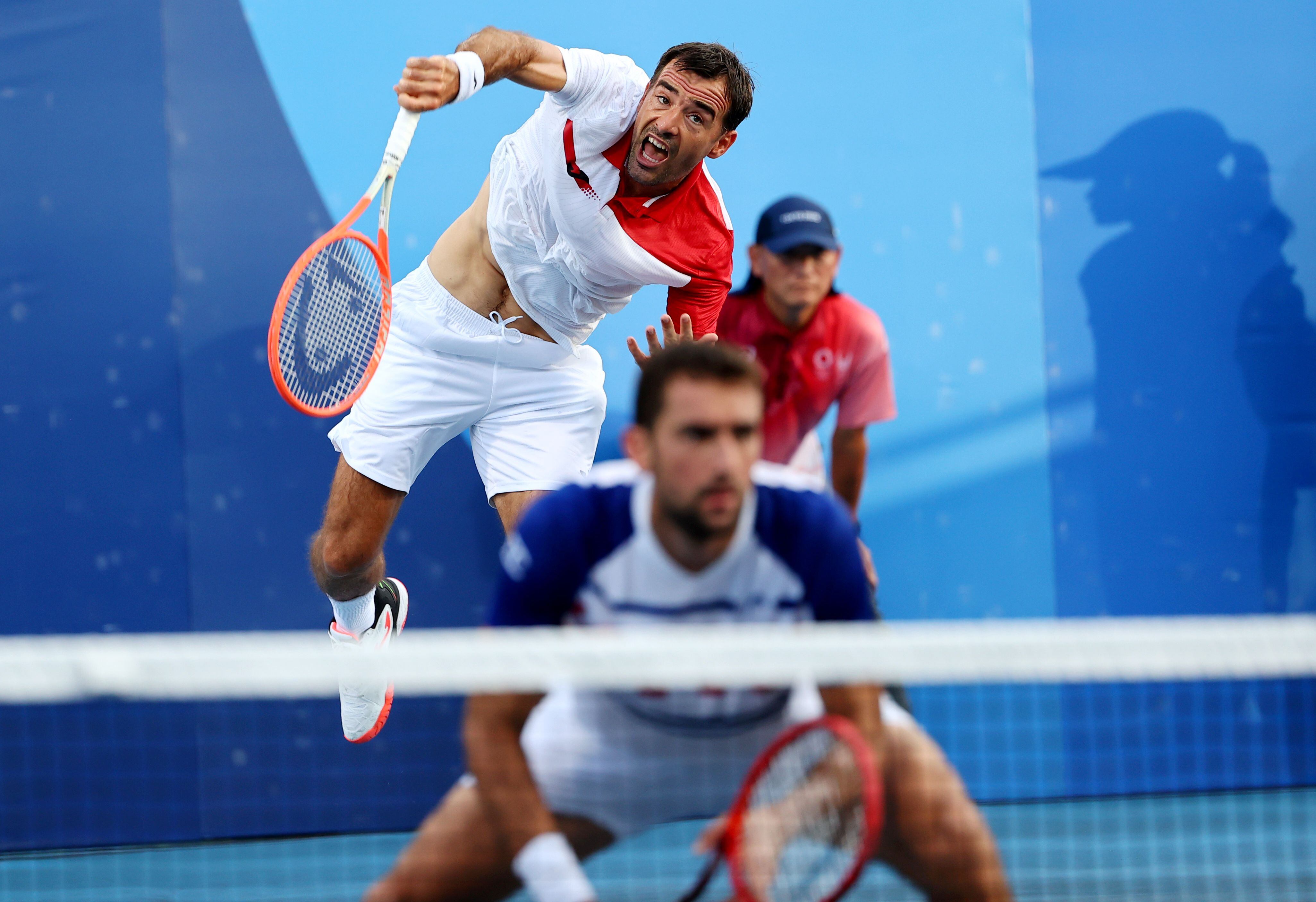 Ivan Dodig y Marin Cilic de Croacia en acción durante su partido de segunda ronda