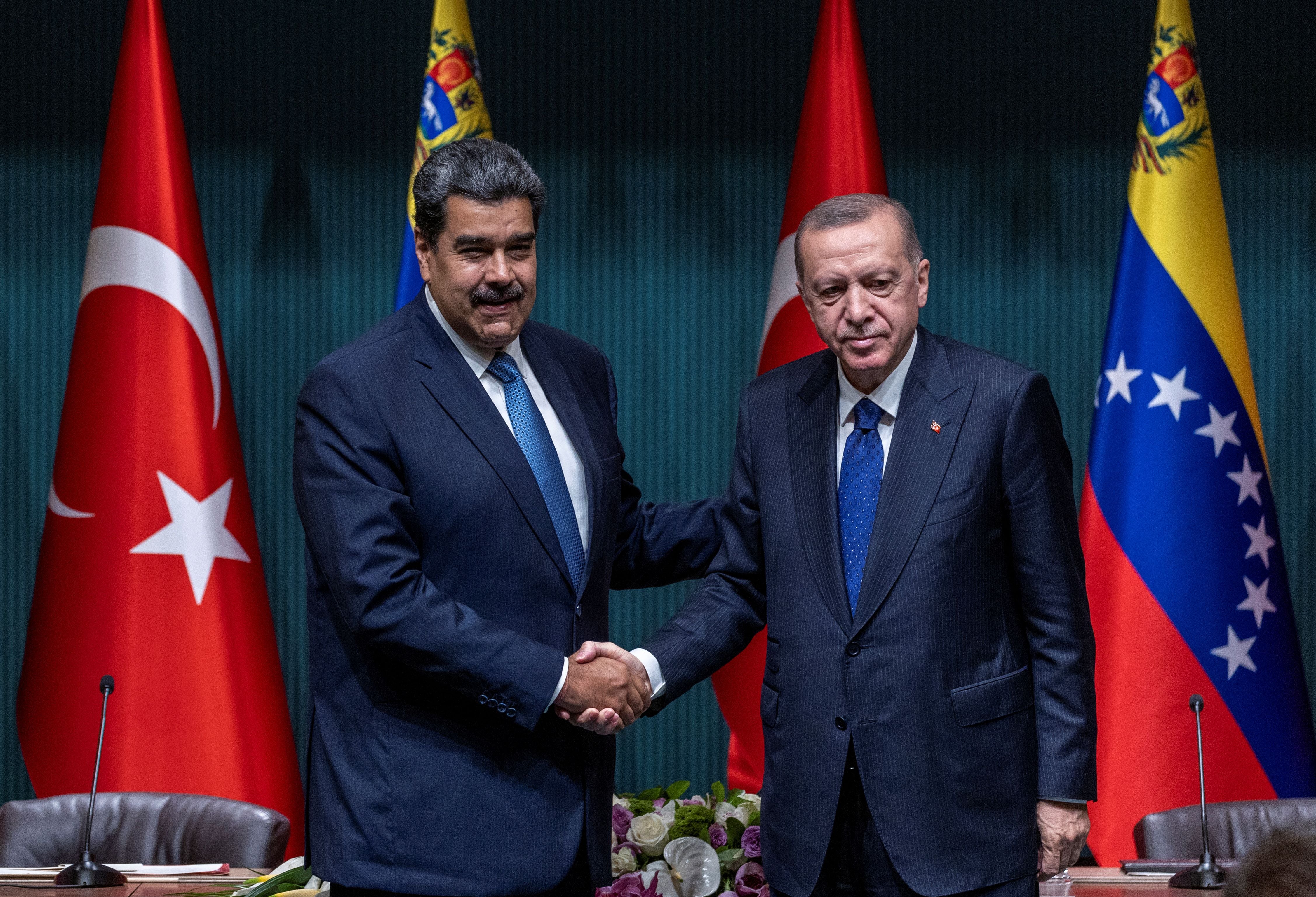Maduro y el presidente turco Recep Tayyip Erdogan en una rueda de prensa en Ankara el 8 de junio de 2022 (REUTERS/Umit Bektas)
