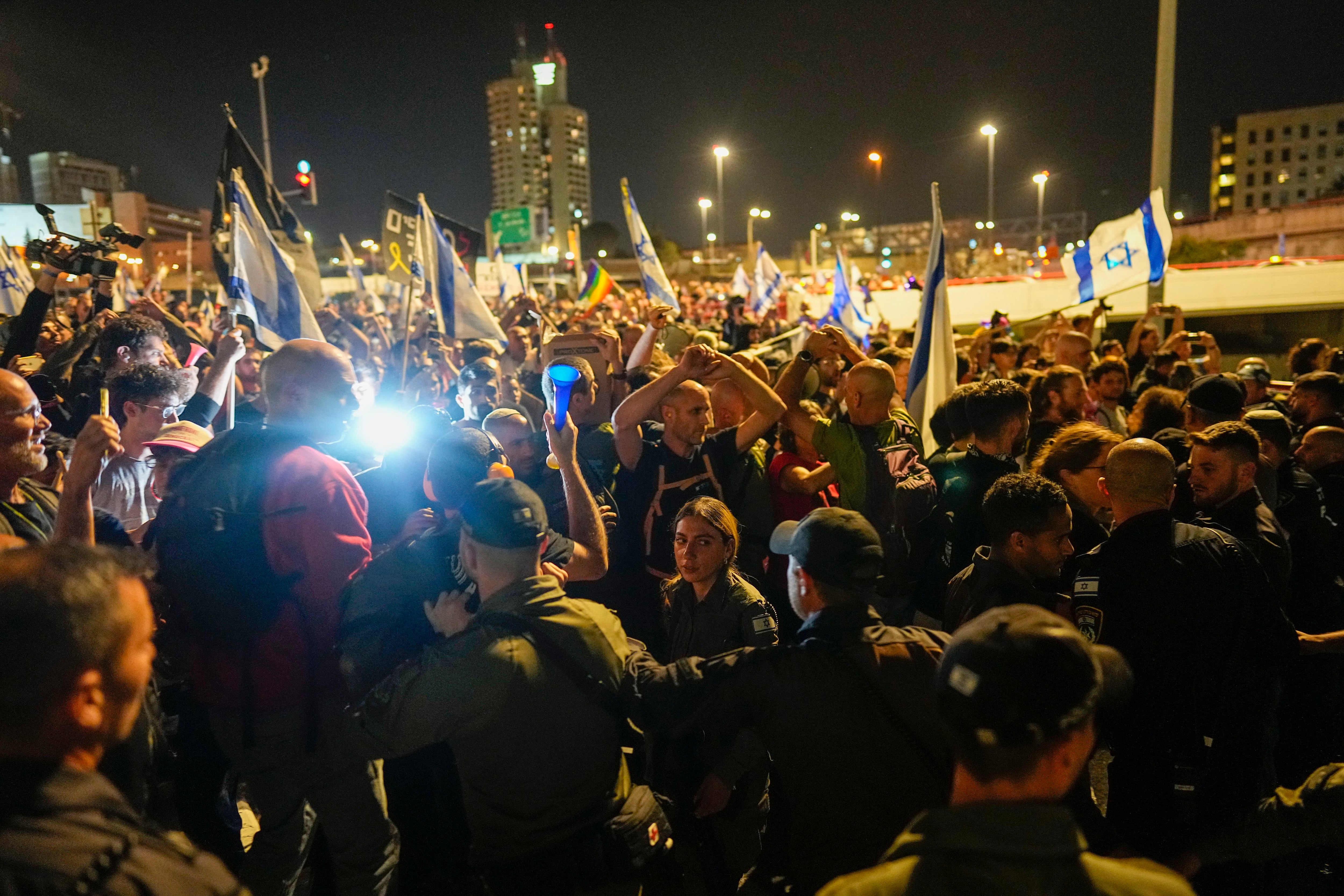 Policías tratan de disolver por la fuerza una protesta contra el gobierno del primer ministro israelí Benjamin Netanyahu y para exigir la liberación de rehenes retenidos por el grupo miliciano Hamás en la Franja de Gaza, afuera del Parlamento de Israel, en Jerusalén, el domingo 31 de marzo de 2024. (AP Foto/Ohad Zwigenberg)