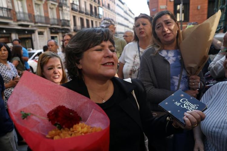 Varias fans, con ramos de flores y discos del artista, entonan las canciones al ver llegar el auto fúnebre (Foto: Susana Vera/Reuters)