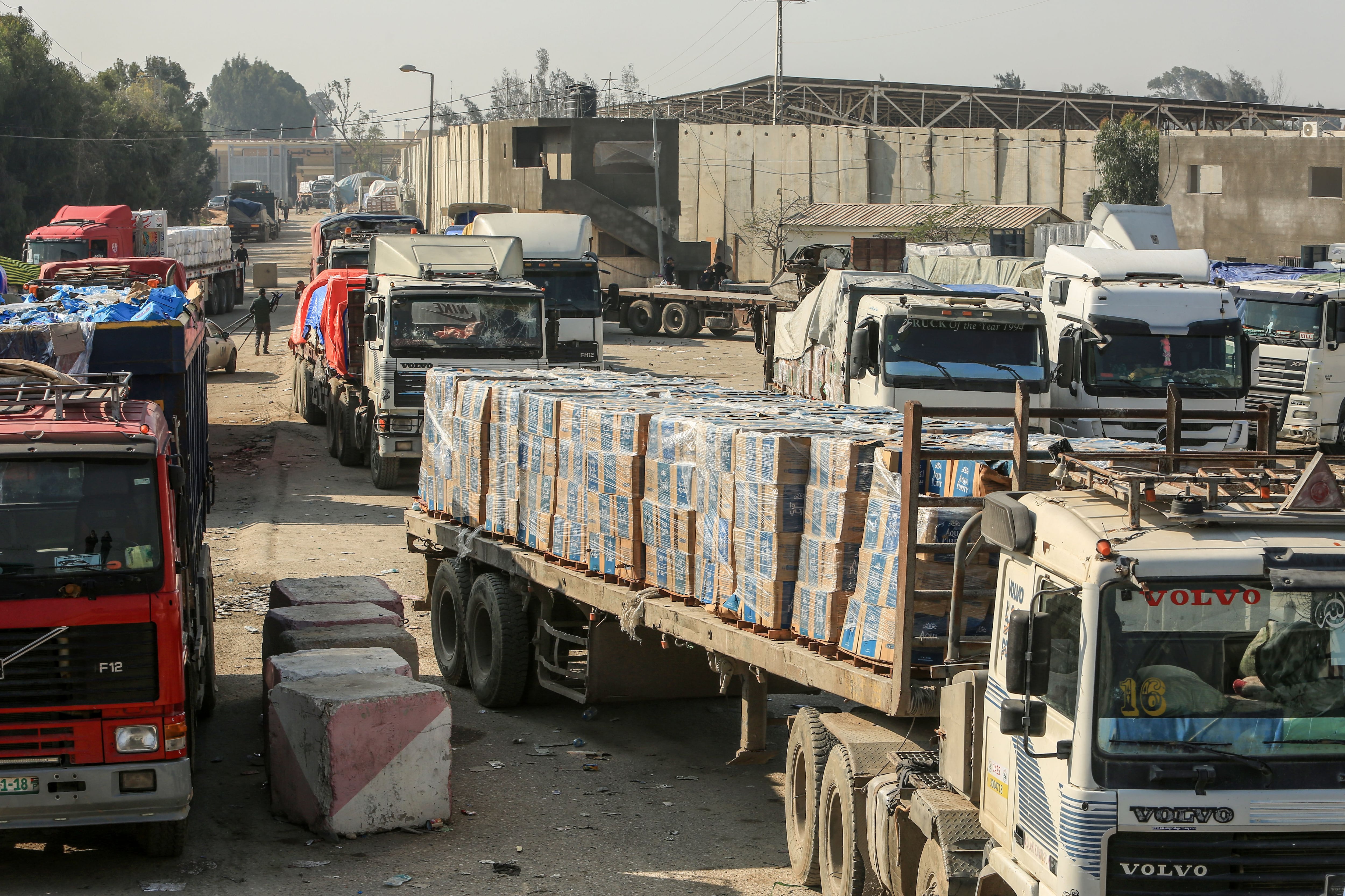 Los camiones de ayuda entran en Gaza por el paso comercial de Kerem Shalom (Abed Rahim Khatib/dpa) 