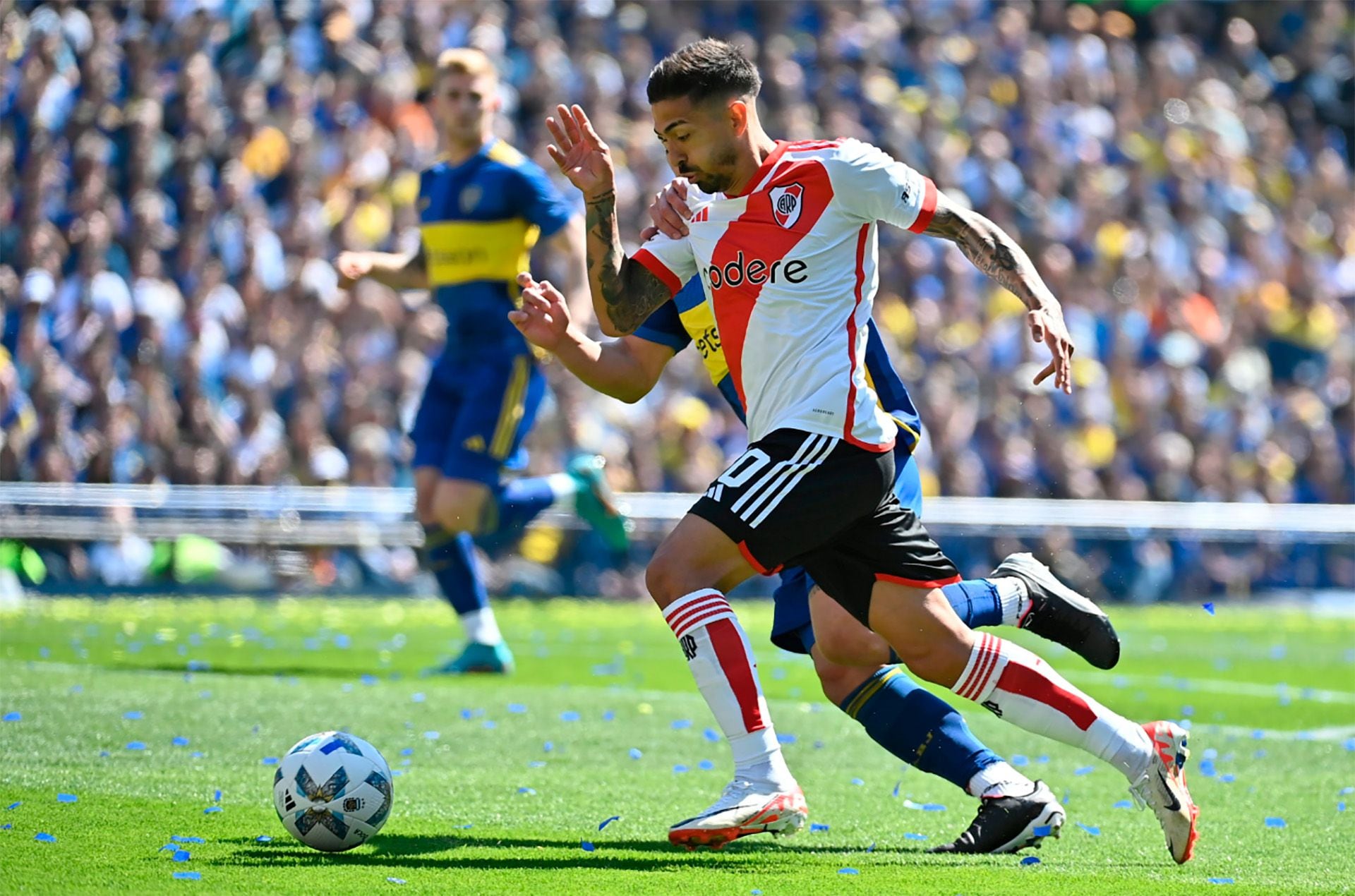 Manuel Lanzini con la pelota. River tuvo mejores situaciones que Boca en el primer tiempo del Superclásico (@RiverPlate)