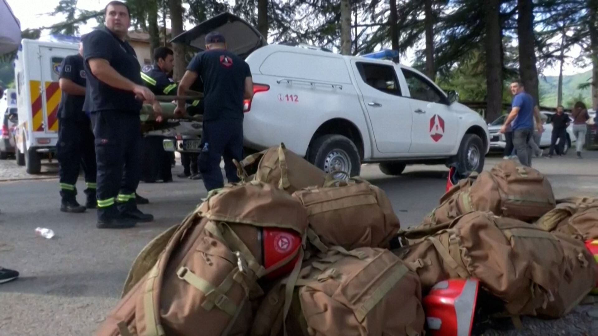 En las operaciones de rescate trabajan cerca de 400 bomberos y miembros de diferentes unidades de la policía