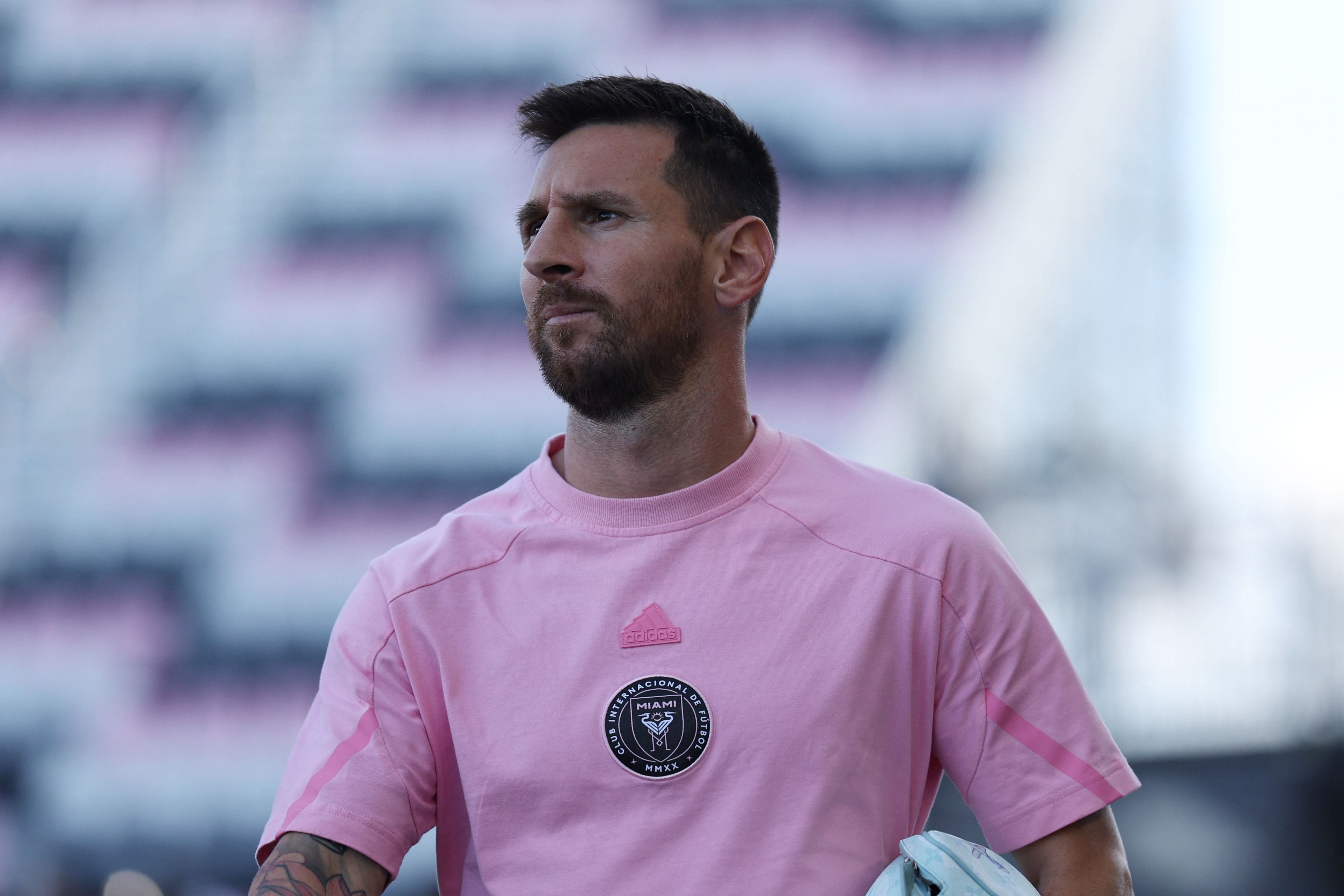 Lionel Messi llega al Chase Stadium para jugar con Inter Miami frente a Charlotte FC por la MLS (Nathan Ray Seebeck-Imagn Images)