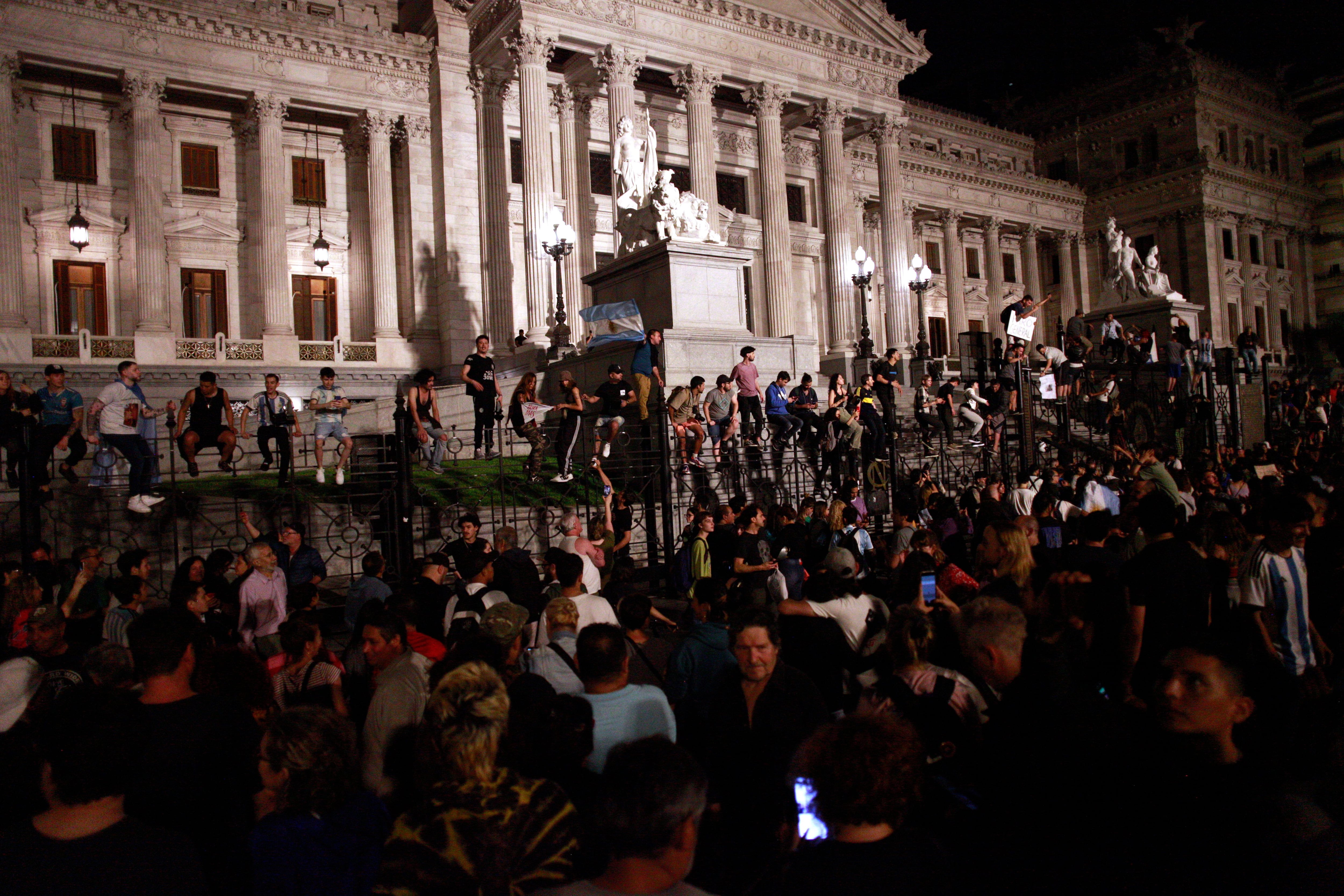 Ayer por la noche hubo protestas contra el DNU en distintos barrios de la ciudad y frente al Congreso 