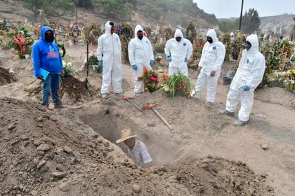 Sepultureros municipales realizan entierros de presuntas víctimas del COVID-19, el 28 de mayo de 2020, en el municipio de Valle de Chalco (Foto: EFE/ Jorge Núñez)
