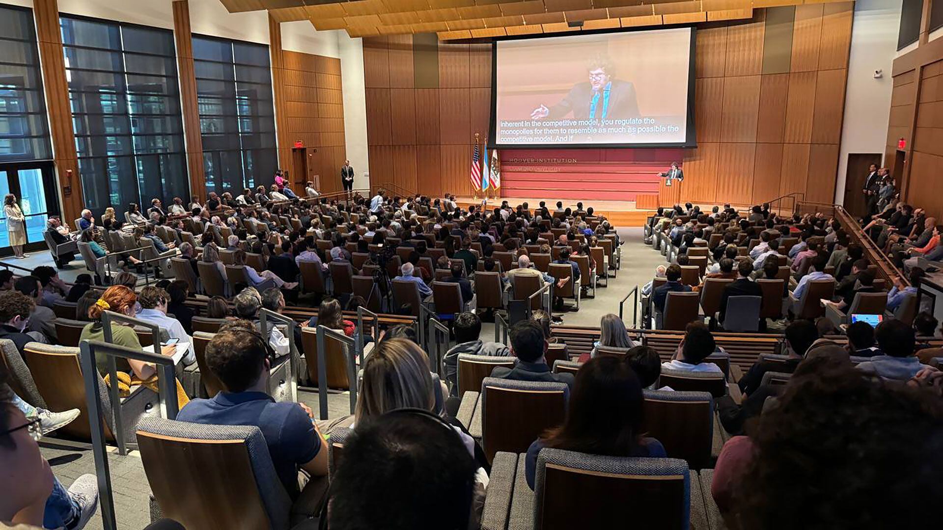 El Presidente Javier Milei disertó hoy en la Institución Hoover de la Universidad de Stanford en San Francisco Estados Unidos