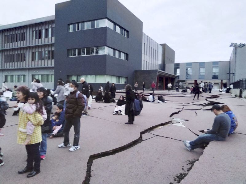 Grietas en la calle causadas por el terremoto en Wajima (Kyodo vía Reuters)