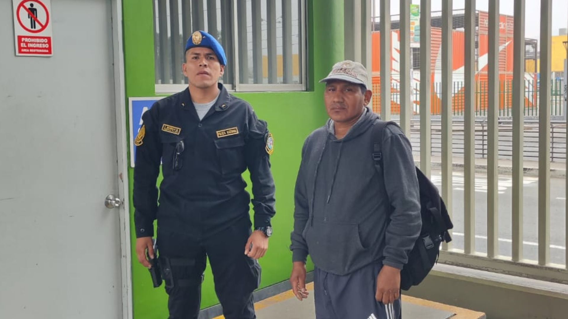 Iván Quispe Palomino junto a un Policía - Mininter