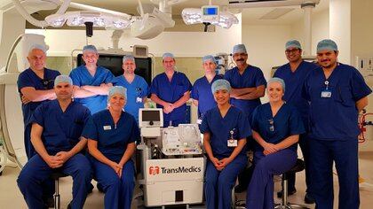 El equipo medico que llevó a cabo el transplante junto con la máquina que permitió resucitar el corazón. 
