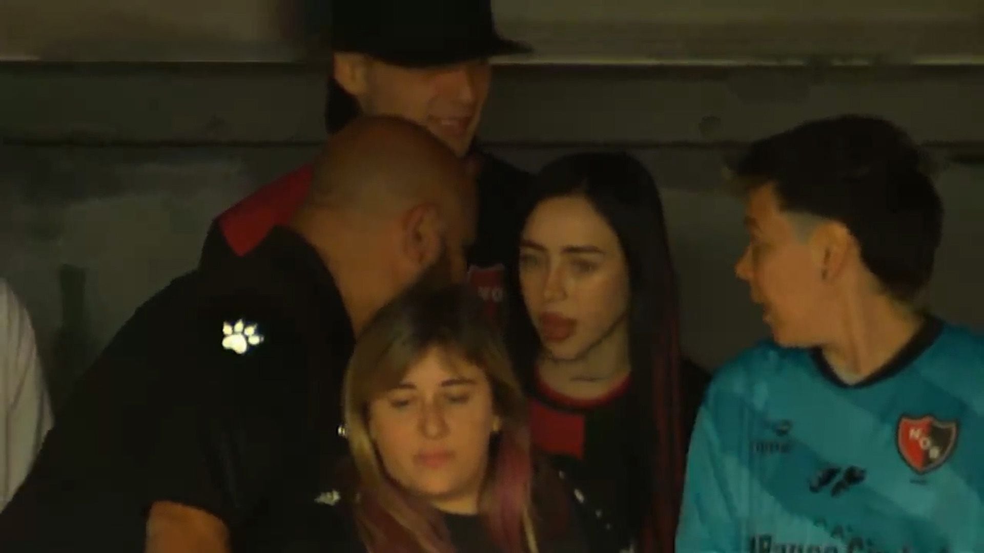 Nicki Nicole y Peso Pluma viendo a Newell's ante Estudiantes en Rosario, Argentina (Foto: Archivo)