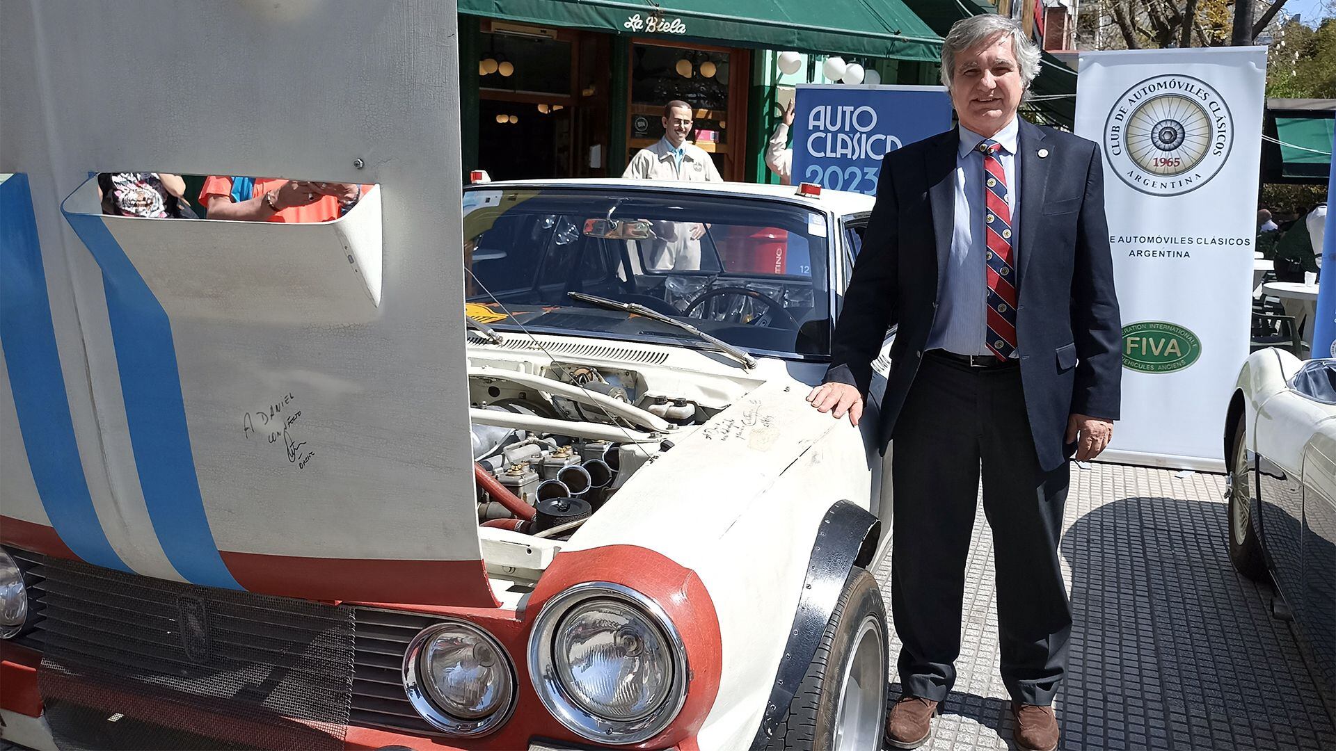 Ricardo Battisti, Presidente del Club de Automóviles Clásicos de la República Argentina, entidad que organizó las 20 ediciones de Autoclasica hasta el momento, junto al Torino número 1 de las 84 horas de Nürburgring