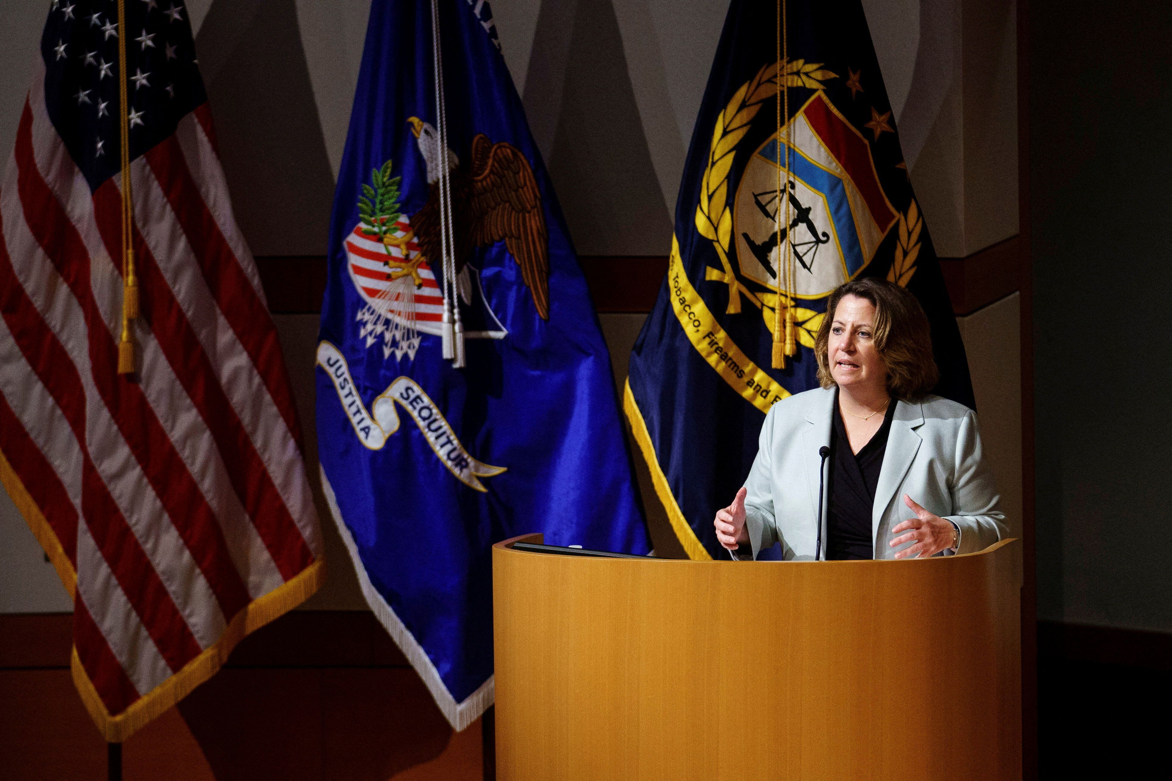 La vicefiscal general, Lisa Monaco, alegó en una reciente rueda de prensa que la empresa, conocida por su popular iPhone, ha pasado de ser un innovador en el mercado a obstruir el progreso del mismo. (Sarah Silbiger/Pool via REUTERS/File Photo)