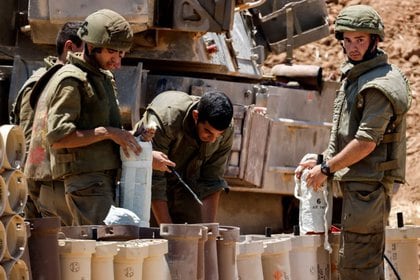 Soldados israelíes revisan proyectiles de artillería en un área cercana a la frontera con Gaza, en el sur de Israel, Mayo 13, 2021 (REUTERS/Amir Cohen)