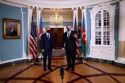El secretario de Estado de los Estados Unidos, Mike Pompeo, con el ministro de Relaciones Exteriores de Azerbaiyán, Jeyhun Bayramov, en el Departamento de Estado en Washington el 23 de octubre de 2020 (REUTERS / Hannah McKay).