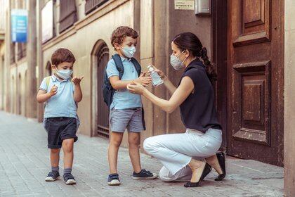 Los niños producen muy pocos anticuerpos contra una proteína viral que solo es visible para el sistema inmunológico, a diferencia de los adultos
