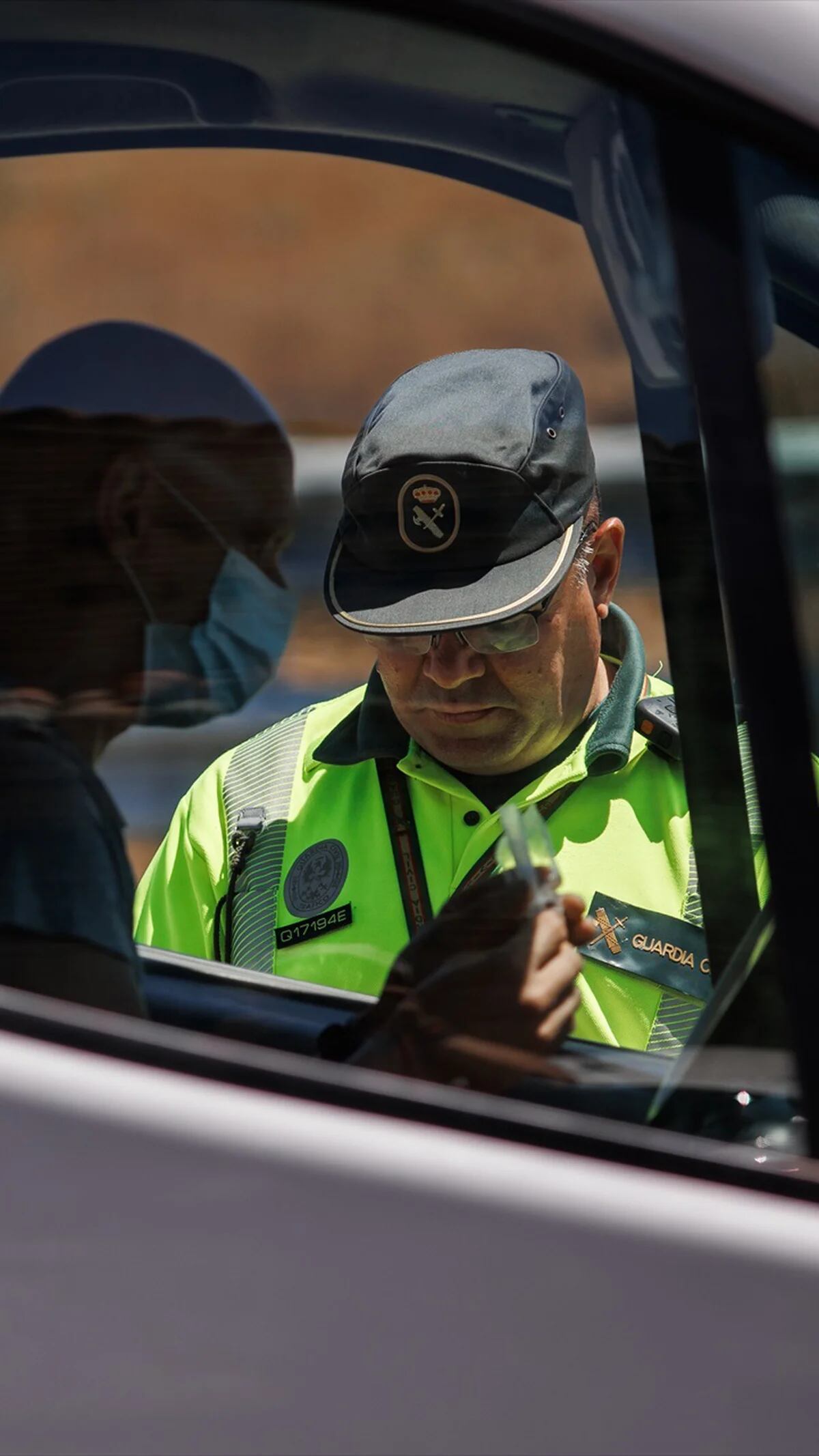 La Guardia Civil recuerda los tres motivos para tocar el claxon del coche y  la multa