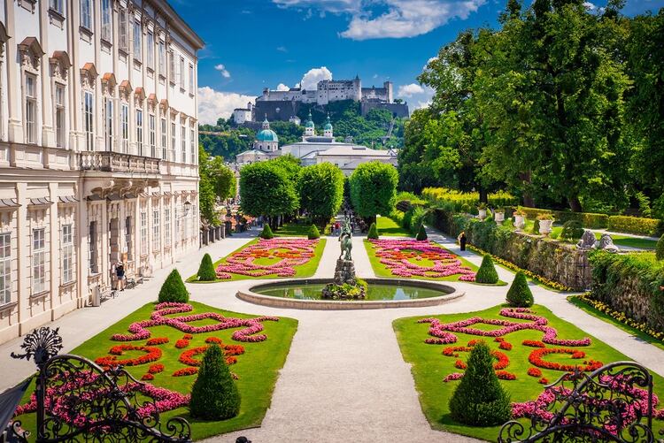 La musical ciudad de Salzburgo (Austria) encabeza el ranking de ciudades interesantes para descubrir en 2020. El Festival de Salzburgo cumple cien años y la localidad alpina lo celebrará por todo lo alto. Este festín anual de ópera, conciertos y teatro será más grandioso que nunca, acompañado además con exposiciones y eventos por todo el casco histórico