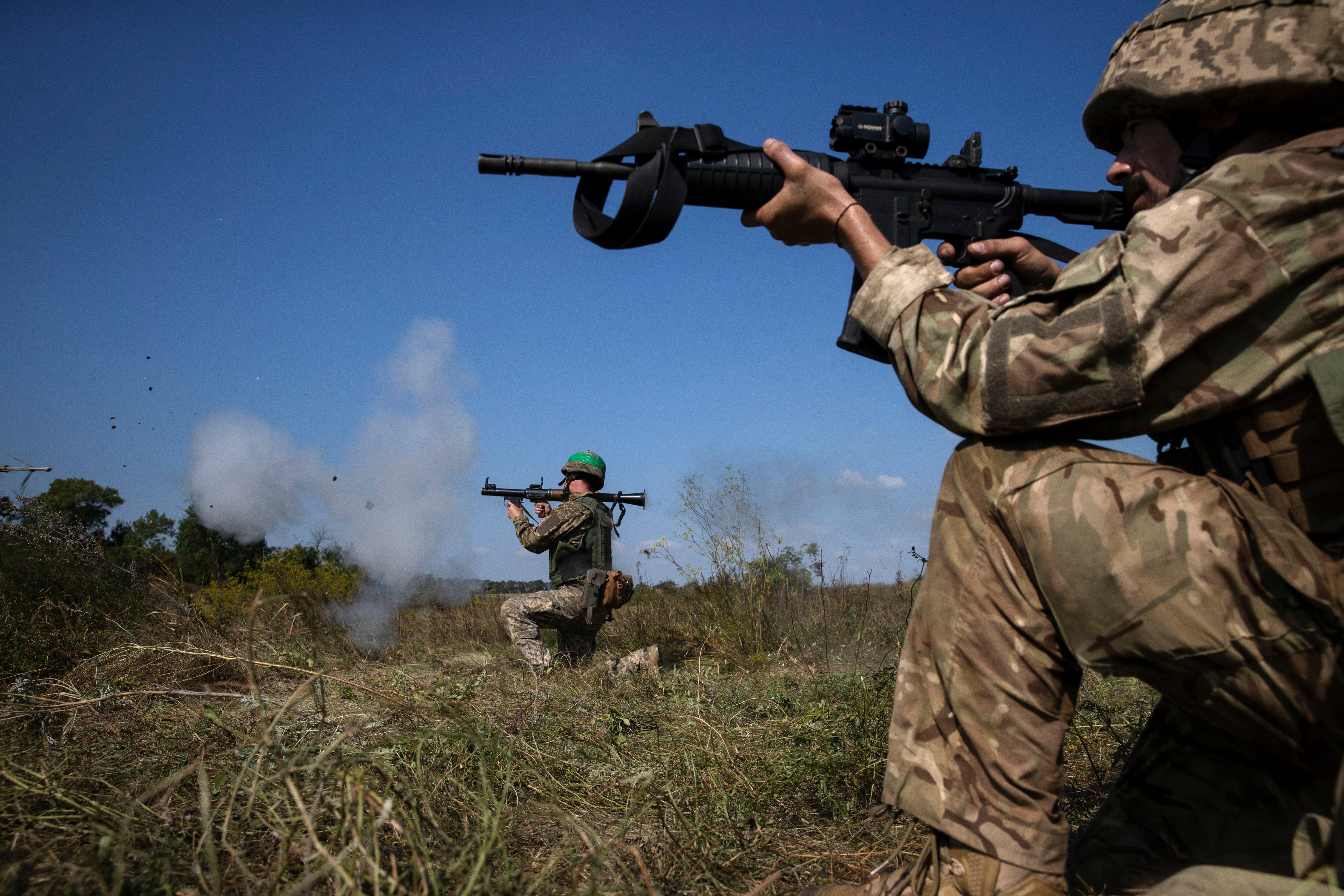 Marines ucranianos durante unos ejercicios de entrenamiento en la región ucraniana de Donetsk, el 28 de agosto de 2023. Muchos reclutas recién entrenados se unen al esfuerzo bélico. (Tyler Hicks/The New York Times)