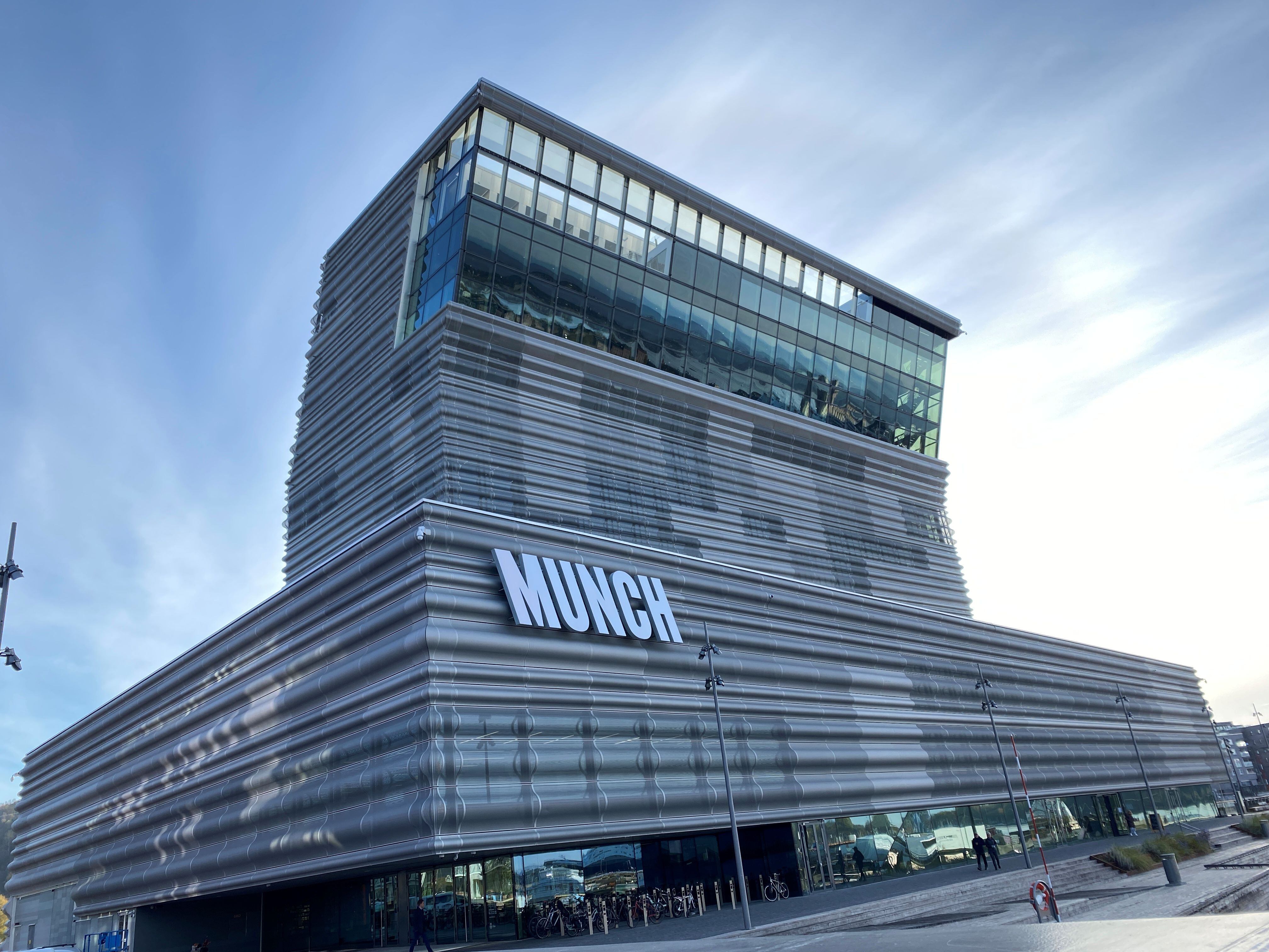 El moderno Munch-Museet de Oslo con sus 13 pisos y 26.313 metros cuadrados fue inaugurado en 2021 (REUTERS/Nora Buli)