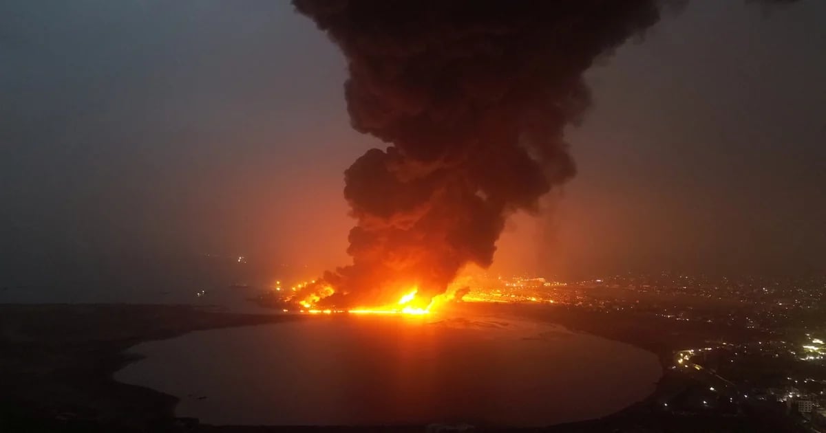 Die israelische Armee hat ein Foto eines Bombenangriffs auf einen von den Huthi kontrollierten Hafen im Jemen veröffentlicht