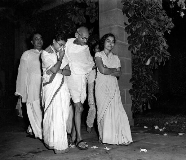 Sushila Nayar, sonriente, con Mahatma Gandhi