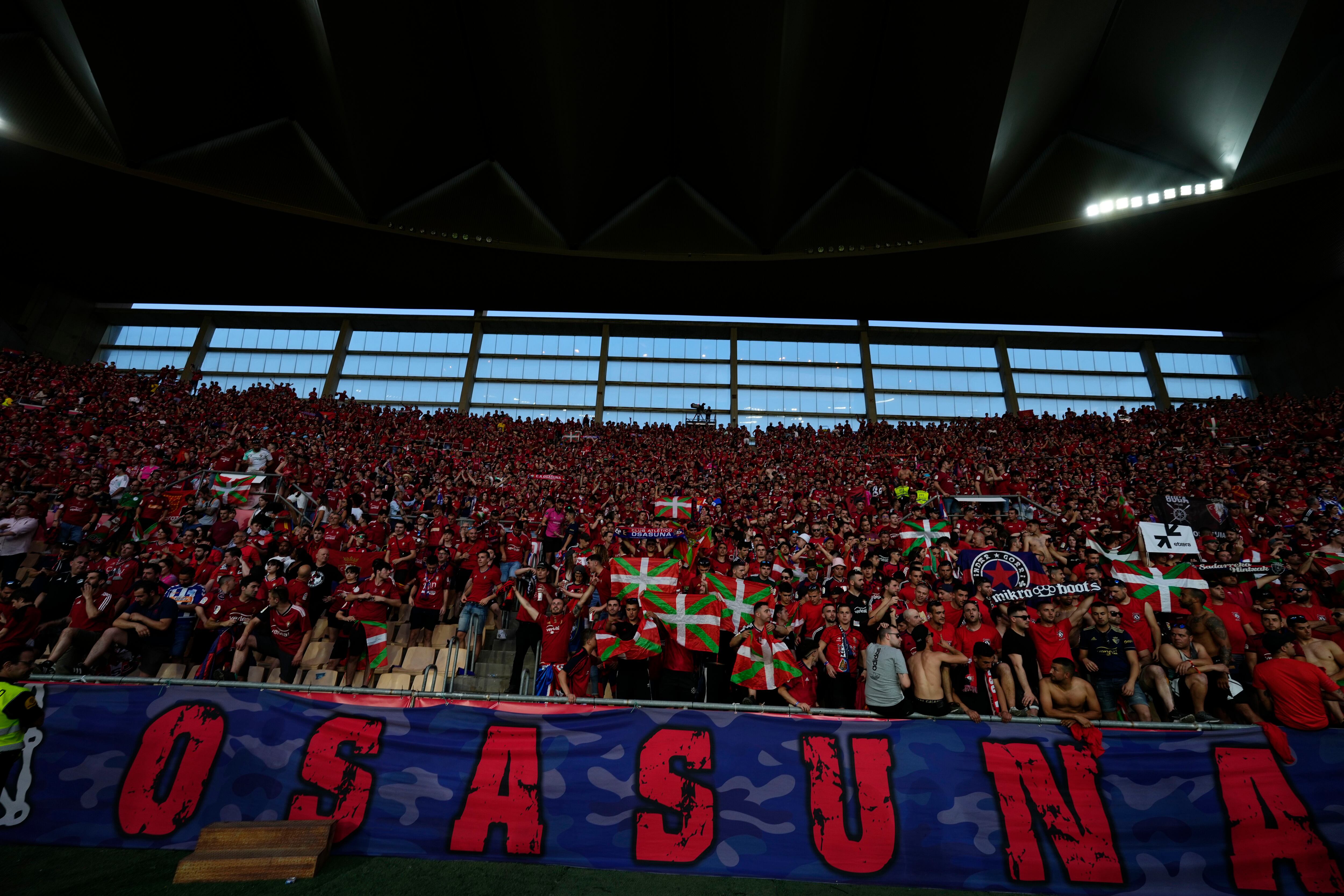 Aficionados de Osasuna (AP Foto/José Bretón)