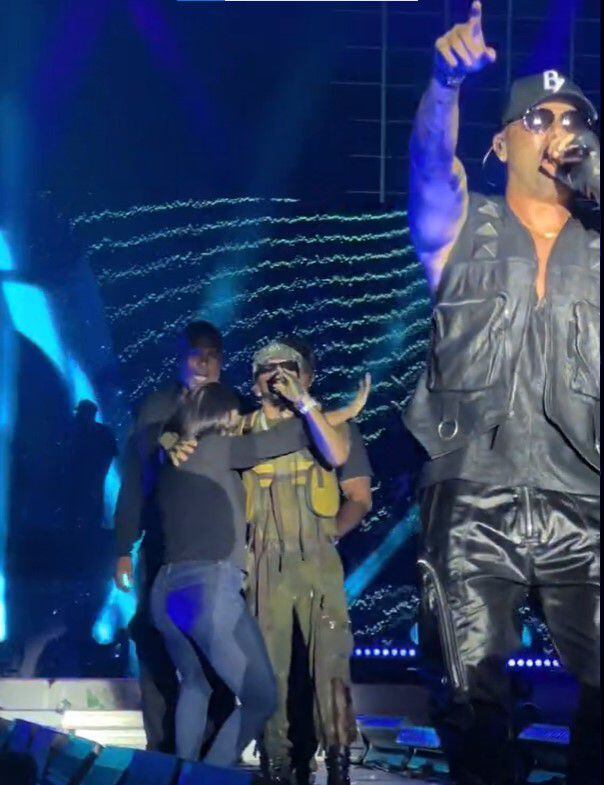 Una chica se subió a bailar con Wisin y Yandel en su concierto de San Luis Potosí