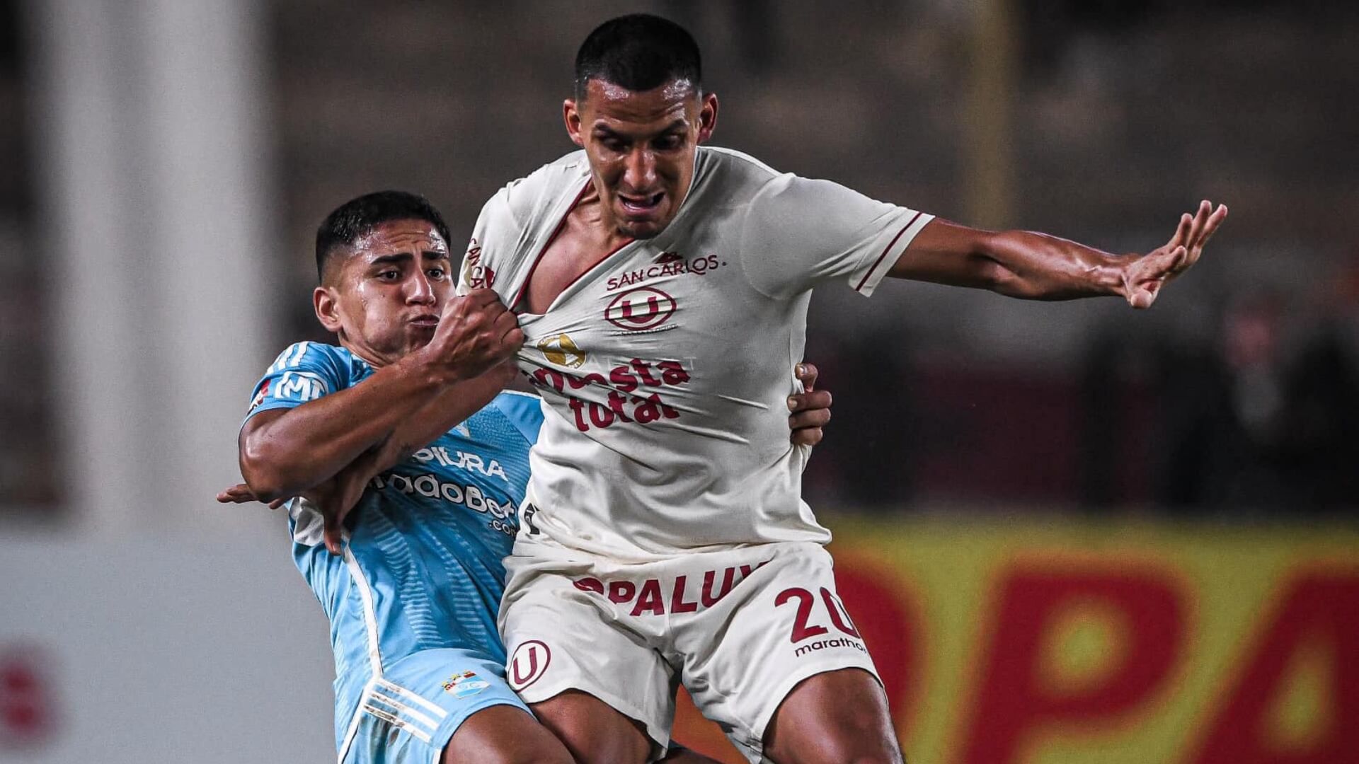 Universitario y Sporting Cristal son los principales contendientes del trofeo del Torneo Apertura.