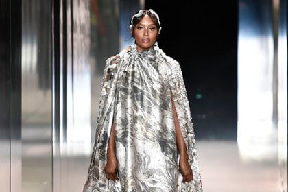 La icónica Naomi Campbell estuvo presente en el desfile de Fendi de alta costura (AFP) 