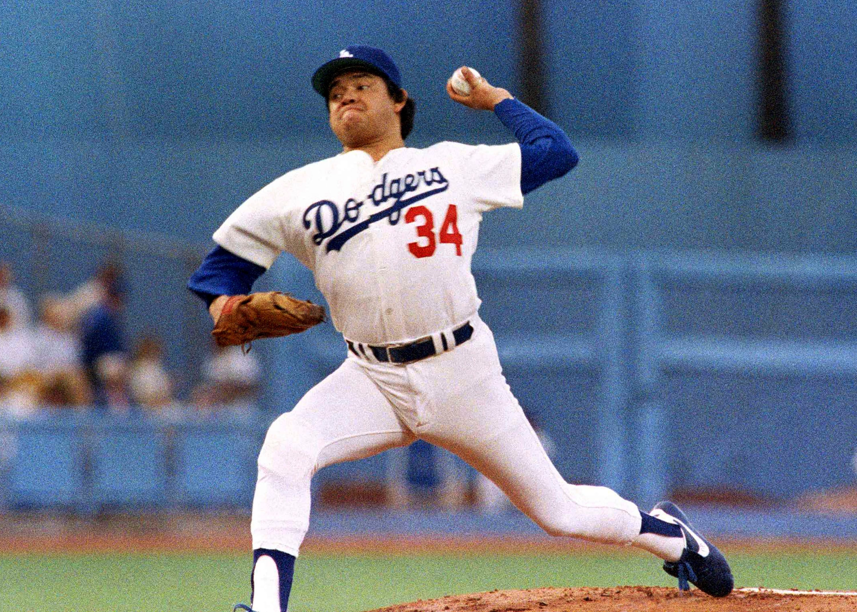 ARCHIVO - El mexicano Fernando Valenzuela, de los Dodgers de Los Ángeles, hace un lanzamiento ante los Cardenales de San Luis el 9 de octubre de 1985 (AP Photo/Lennox McLendon, archivo)