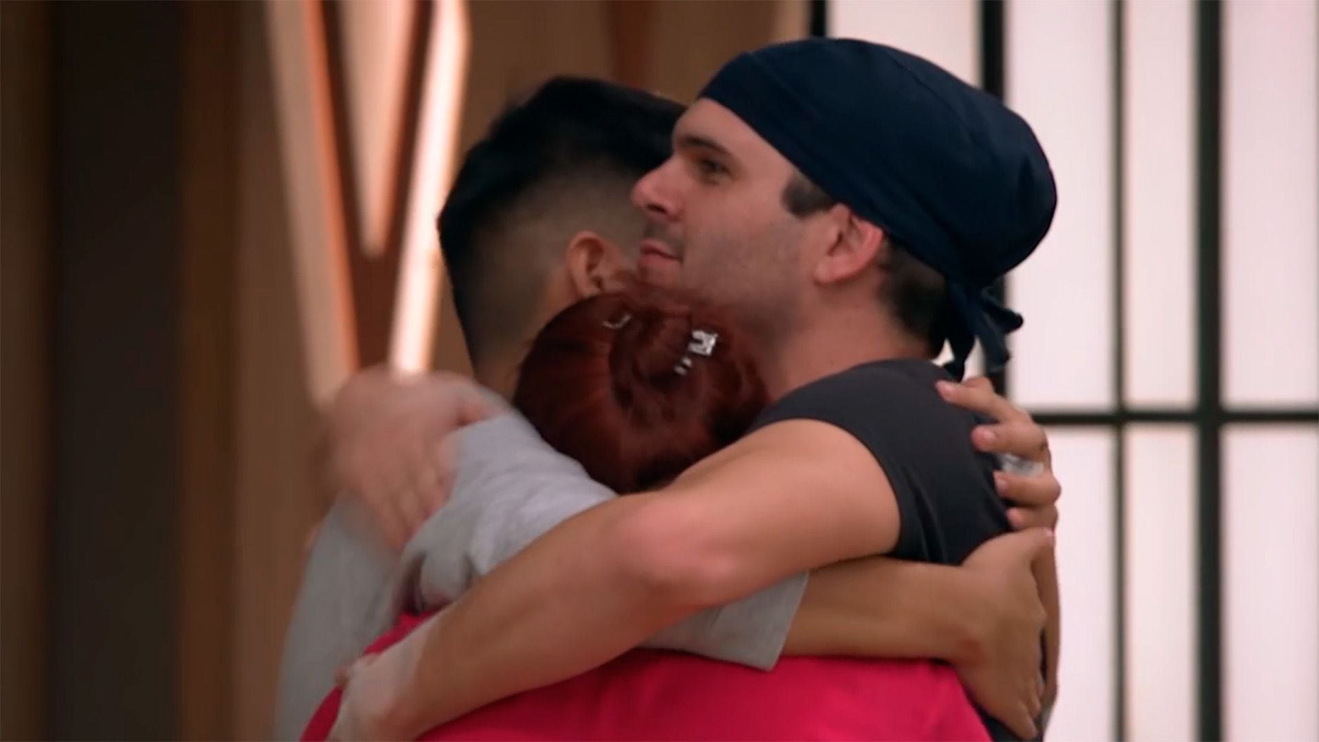 Abrazo de los participantes en  Master Chef