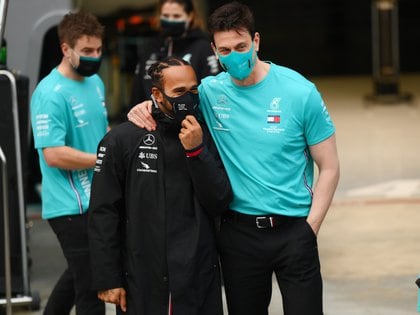 Toto Wolff ha conseguido retener a Lewis Hamilton en Mercedes un año más (Foto: REUTERS)