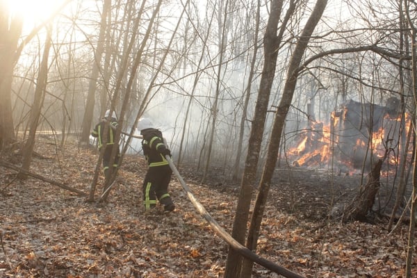 Bomberos en la zona de exclusión de Chernobyl (Servicio estatal de emergencia de Ucrania via REUTERS)