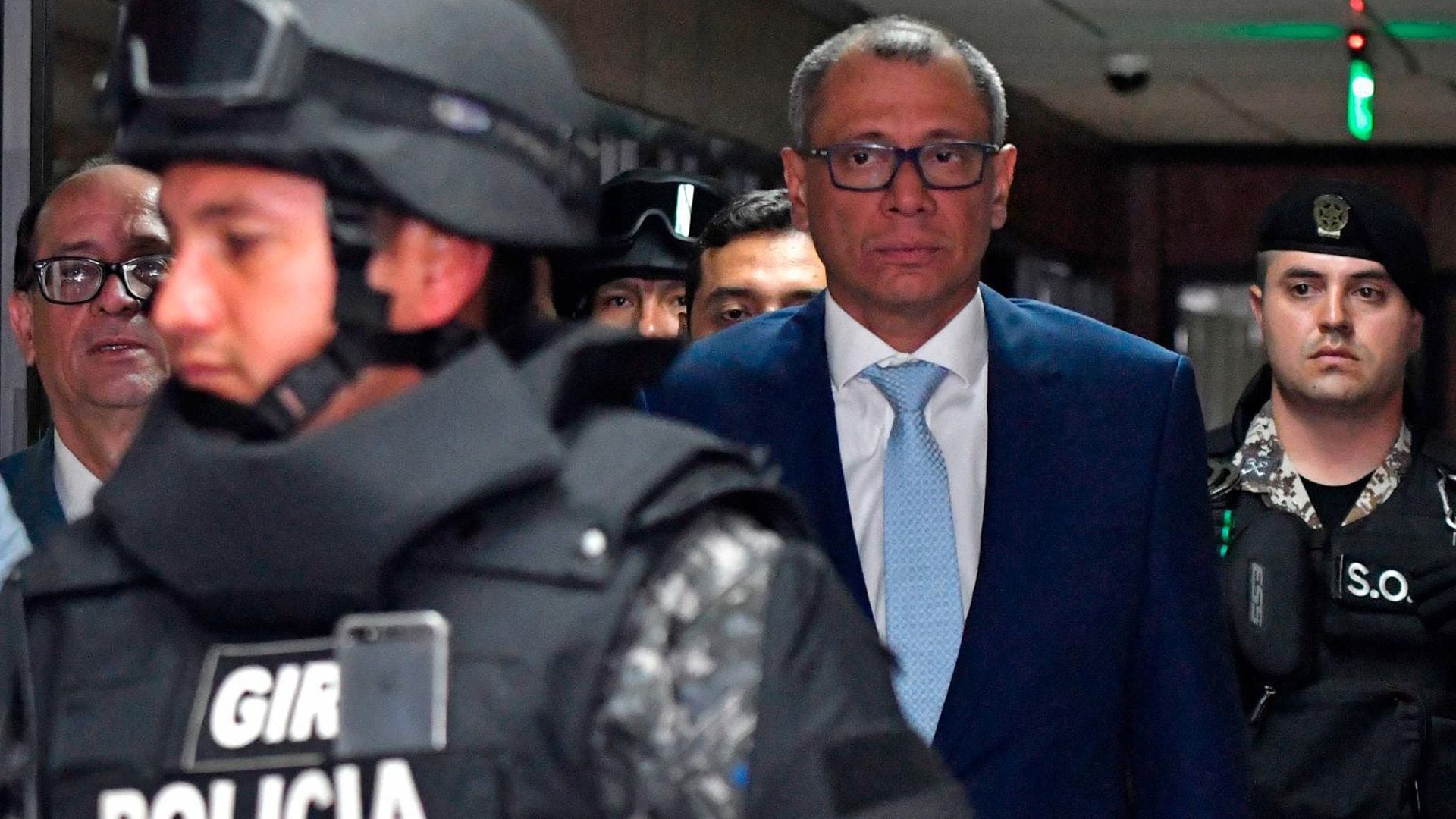 El ex vicepresidente Glas escoltado por la Policía Nacional el día que fue sentenciado por el caso Odebrecht (Archivo DEF)