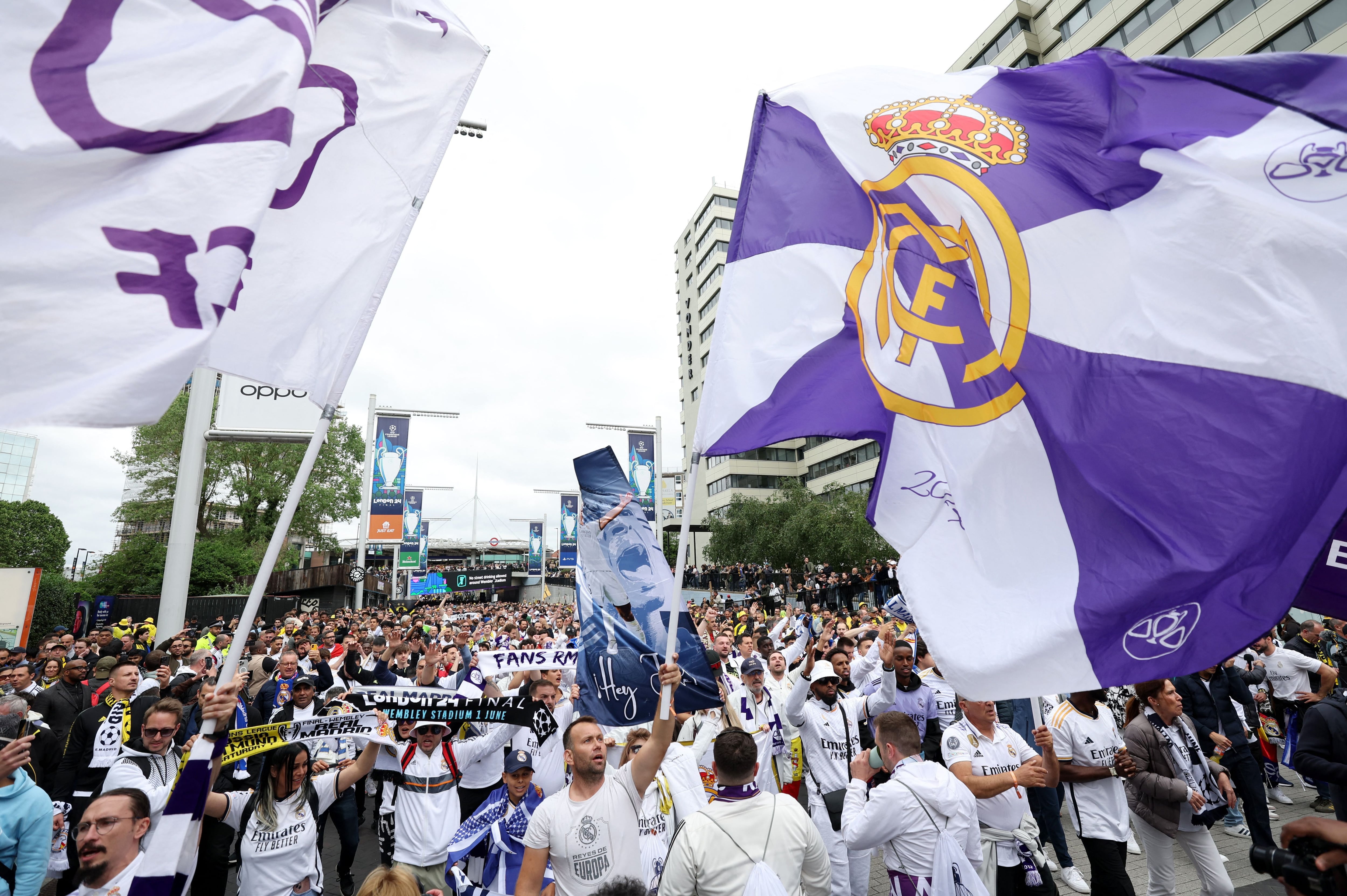 Miles de fanáticos del Real Madrid viajaron a Inglaterra para alentar a su equipo (Reuters/Paul Childs)