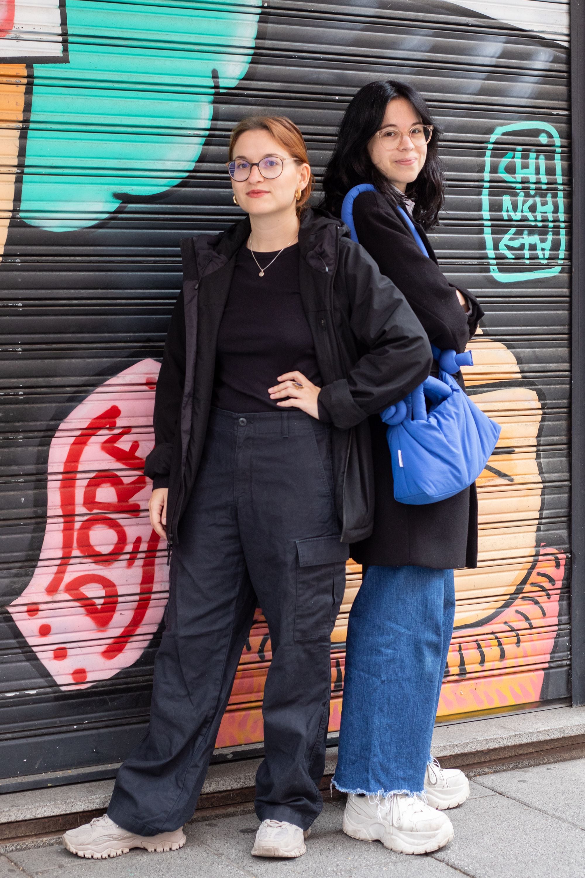 Noah e Irene en la fachada de la librería del Cine Doré, en la Filmoteca Española, en Madrid (Helena Margarit Cortadellas)