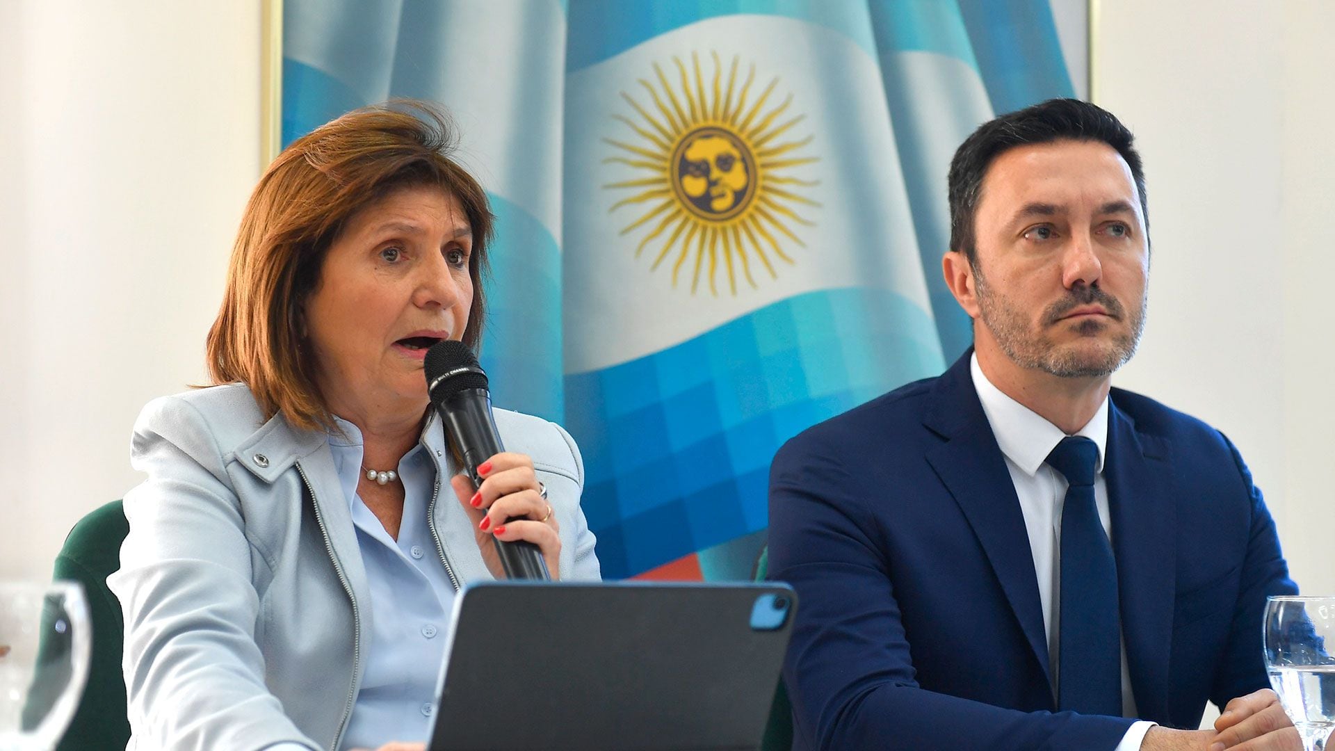 Patricia Bullrich y Luis Petri anuncian su apoyo a Javier Milei para el balotaje (Foto Maximiliano Luna)