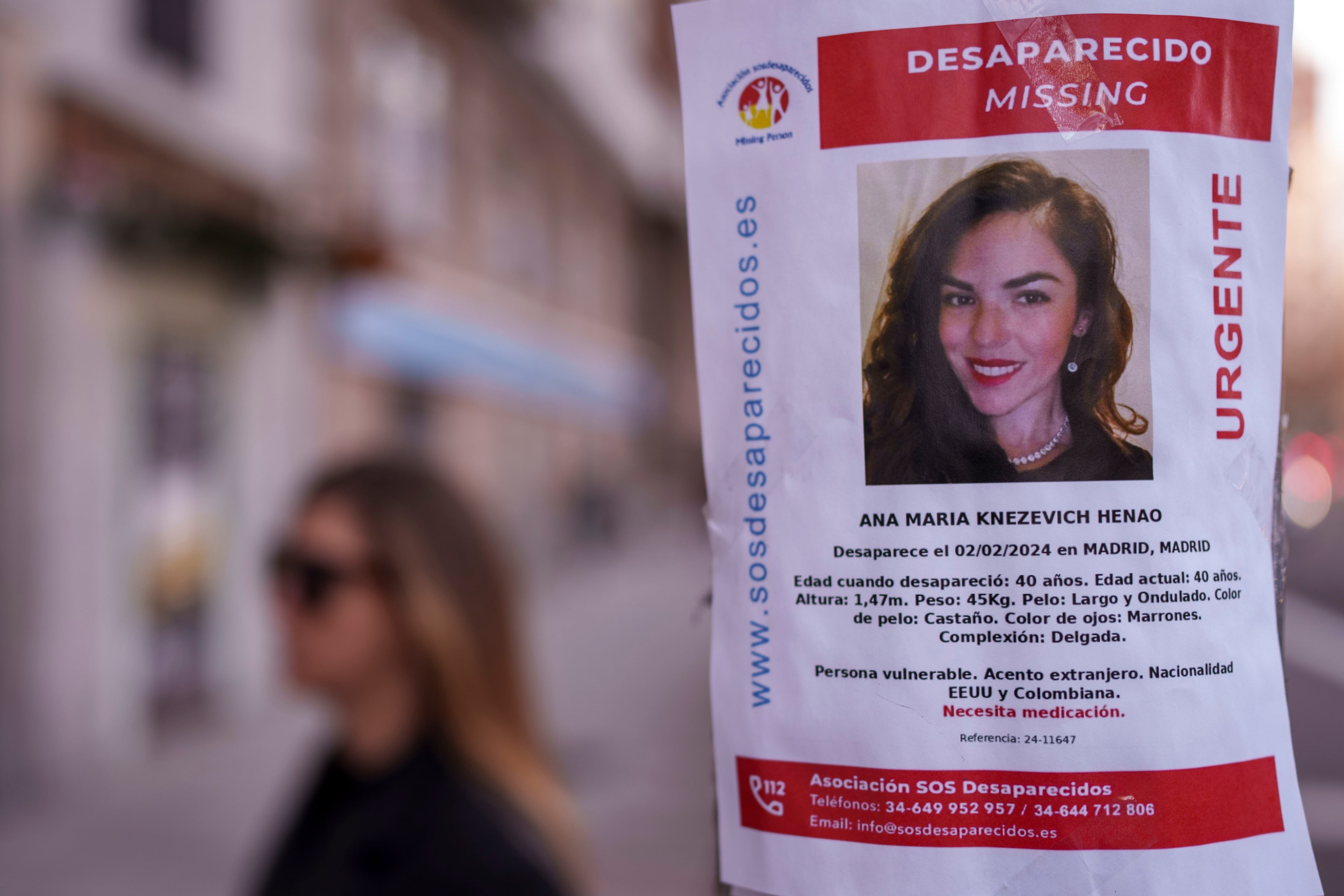 Un cartel de Ana María Knezevich Henao, de 40 años, una estadounidense nacida en Colombia desaparecida, se ve colocado en una farola en Madrid, España, el 16 de febrero de 2024. (AP Foto/Manu Fernández)