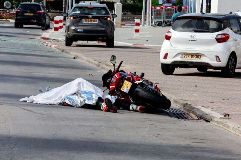 Cadáver de un motorista en una carretera tras una infiltración masiva de terroristas de Hamás en Sderot, sur de Israel (Reuters)