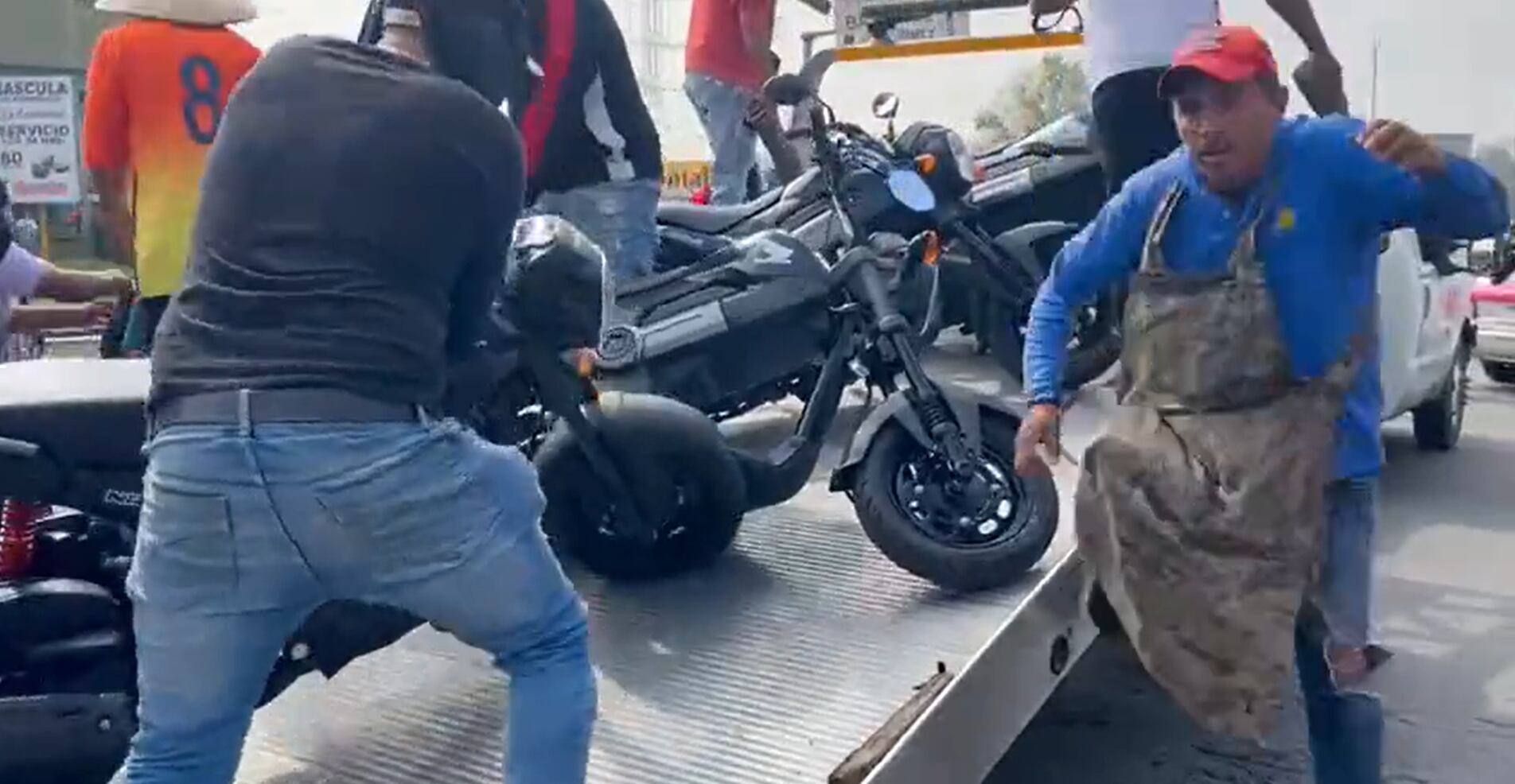 El equipo de Sandra Cuevas acusó que robaron sus motos, pero la CEDA dijo que las llevaron al corralón por estorbar y no traer placas. Foto: Captura X/@El_Universal_Mx