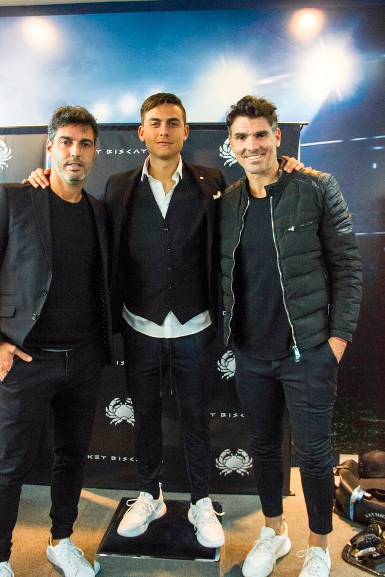 Paulo Dybala junto a los dueño de la marca tras la prueba de vestuario