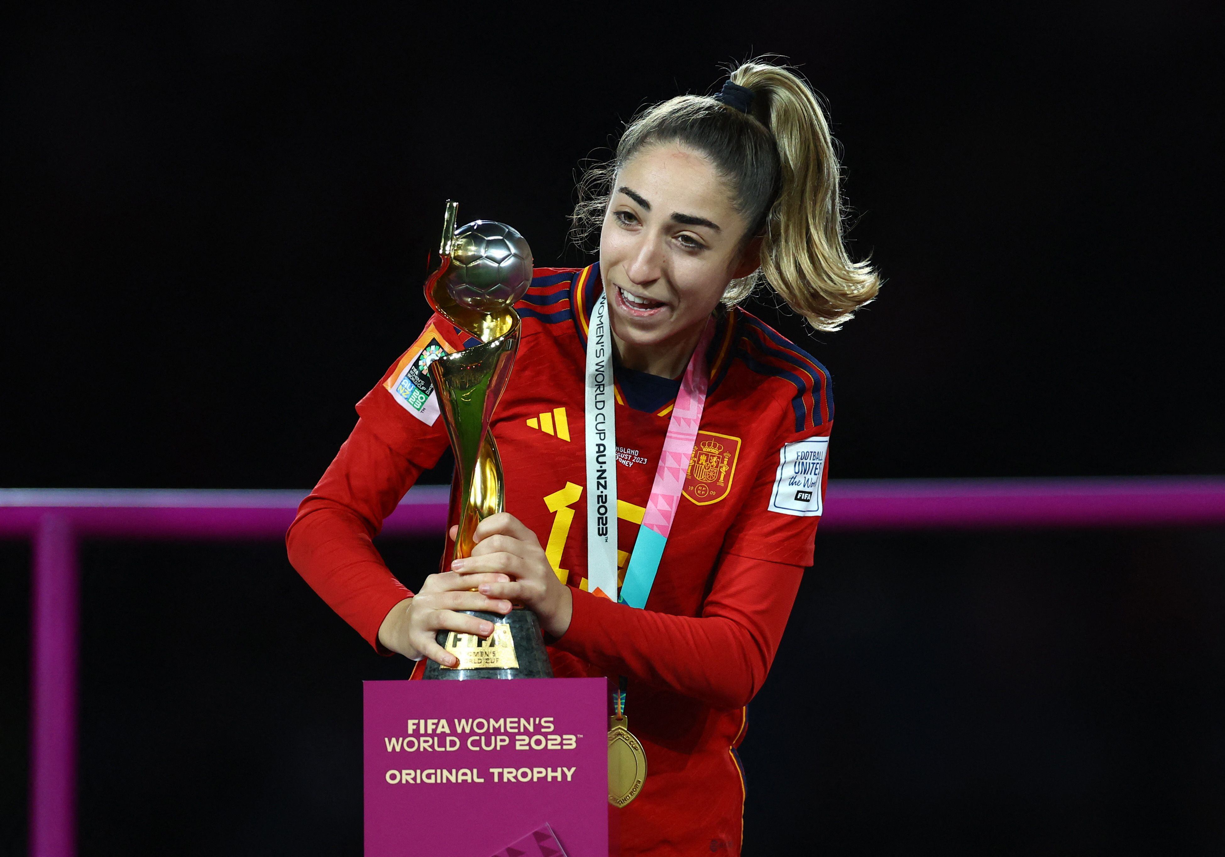 Olga Carmona, con el trofeo de la Copa del Mundo.