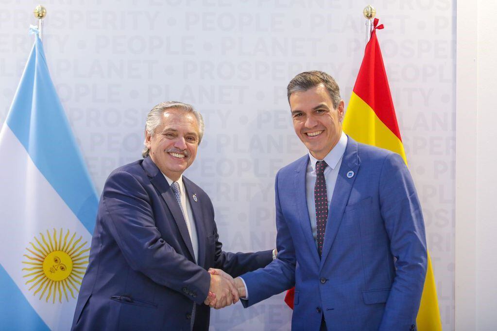 El ex presidente Alberto Fernández junto al mandatario español, Pedro Sánchez